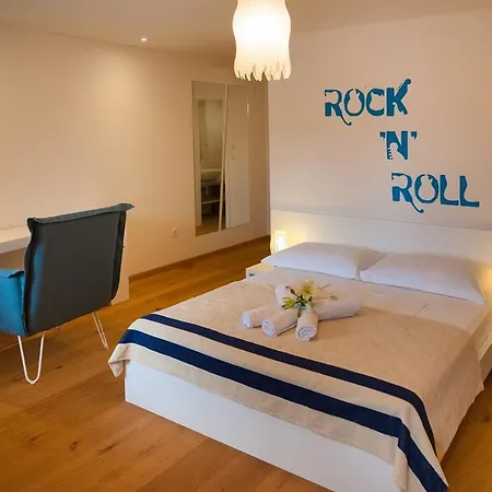 Seaside Family Friendly House With A Swimming Pool Bol, Brac - 14239 Vakantiehuis *